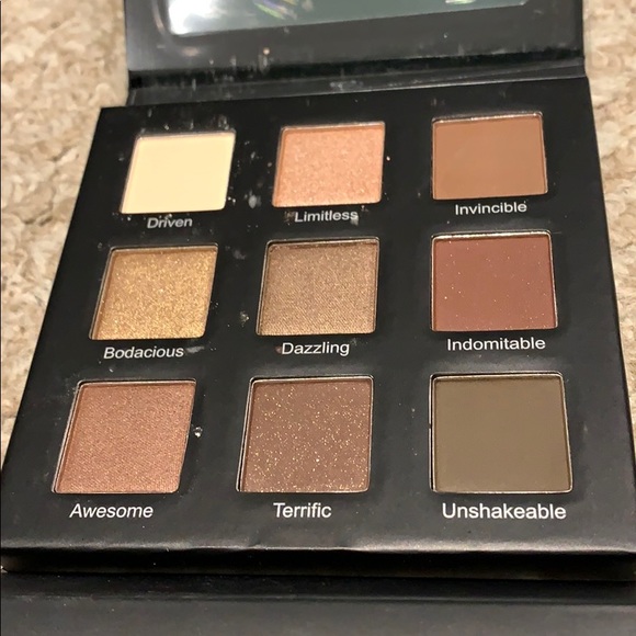 RealHer Play Book Shadow Palette - Picture 2 of 3